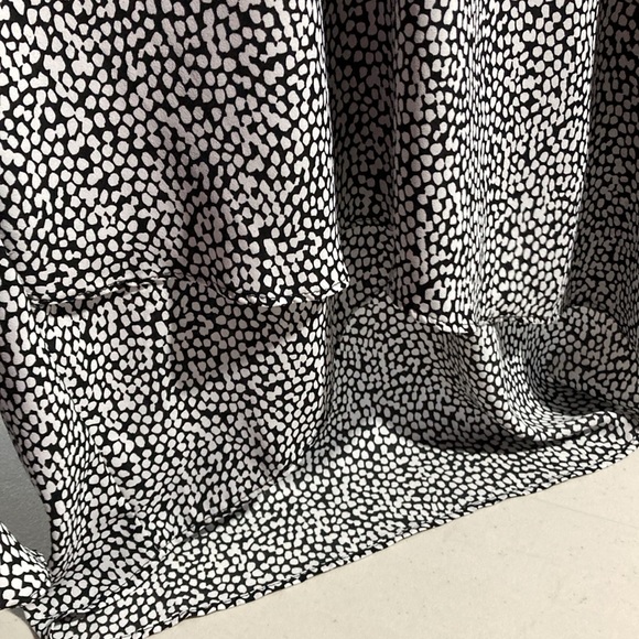 Vince Camuto Black and White V Neck, Ruffle Sleeve Blouse. Size M - Picture 11 of 11